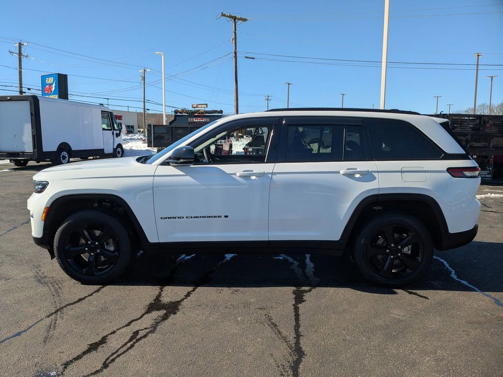 Used 2023 Jeep Grand Cherokee Limited w/ Black Appearance Package image 7