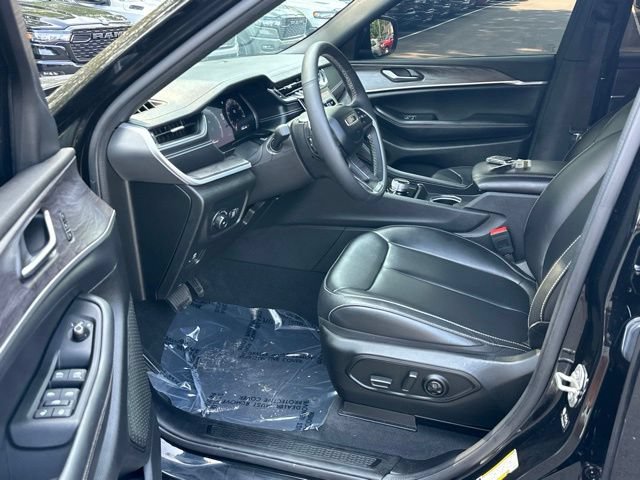 Used 2024 Jeep Grand Cherokee L Limited w/ Black Appearance Package AWD/4WD image 27