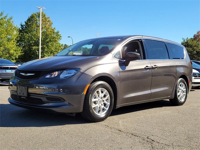 Used 2023 Chrysler Voyager LX image 4