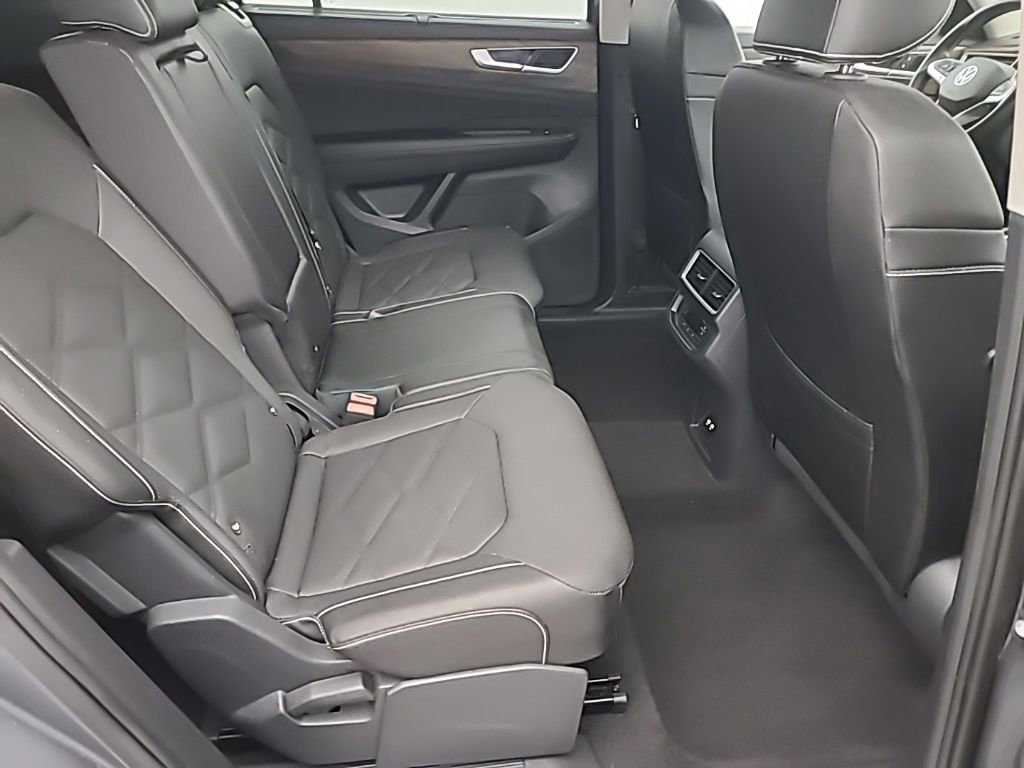 Used 2025 Volkswagen Atlas SE image 16