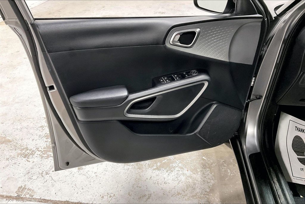 Used 2025 Kia Soul LX w/ LX Technology Package FWD image 21