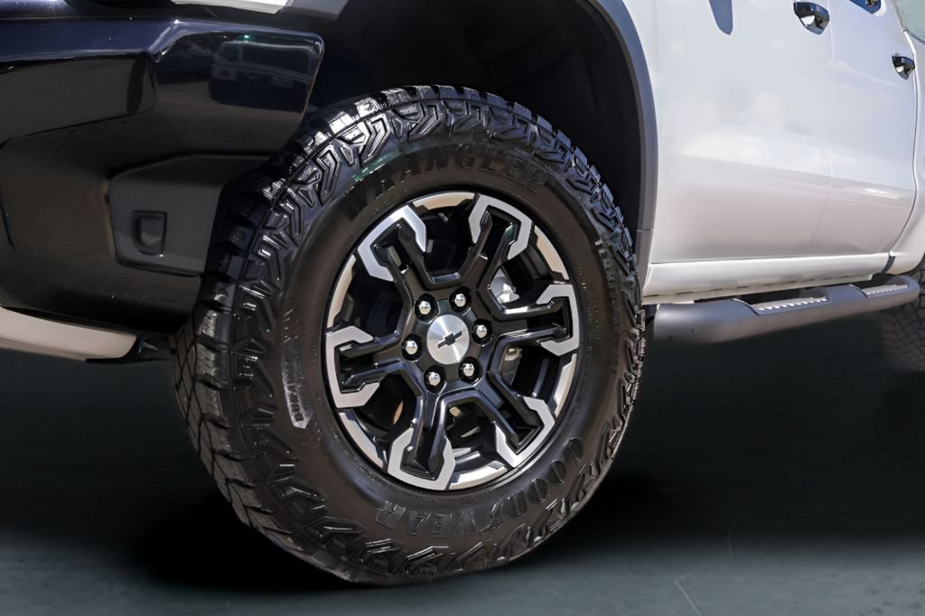 Used 2025 Chevrolet Silverado 1500 ZR2 w/ Technology Package AWD/4WD image 3
