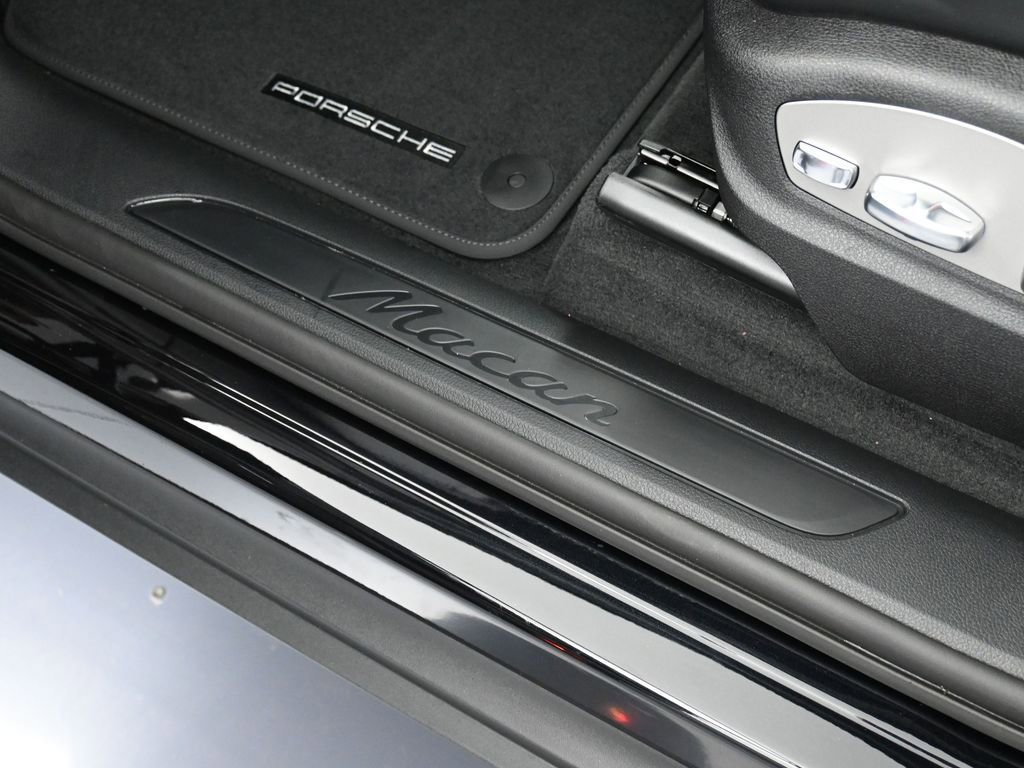 Certified 2025 Porsche Macan AWD/4WD image 16