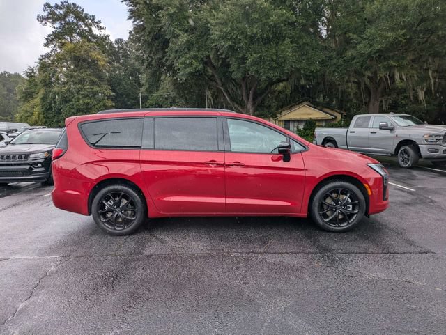 New 2027 Chrysler Pacifica Limited w/ Family Tech Group AWD/4WD image 3