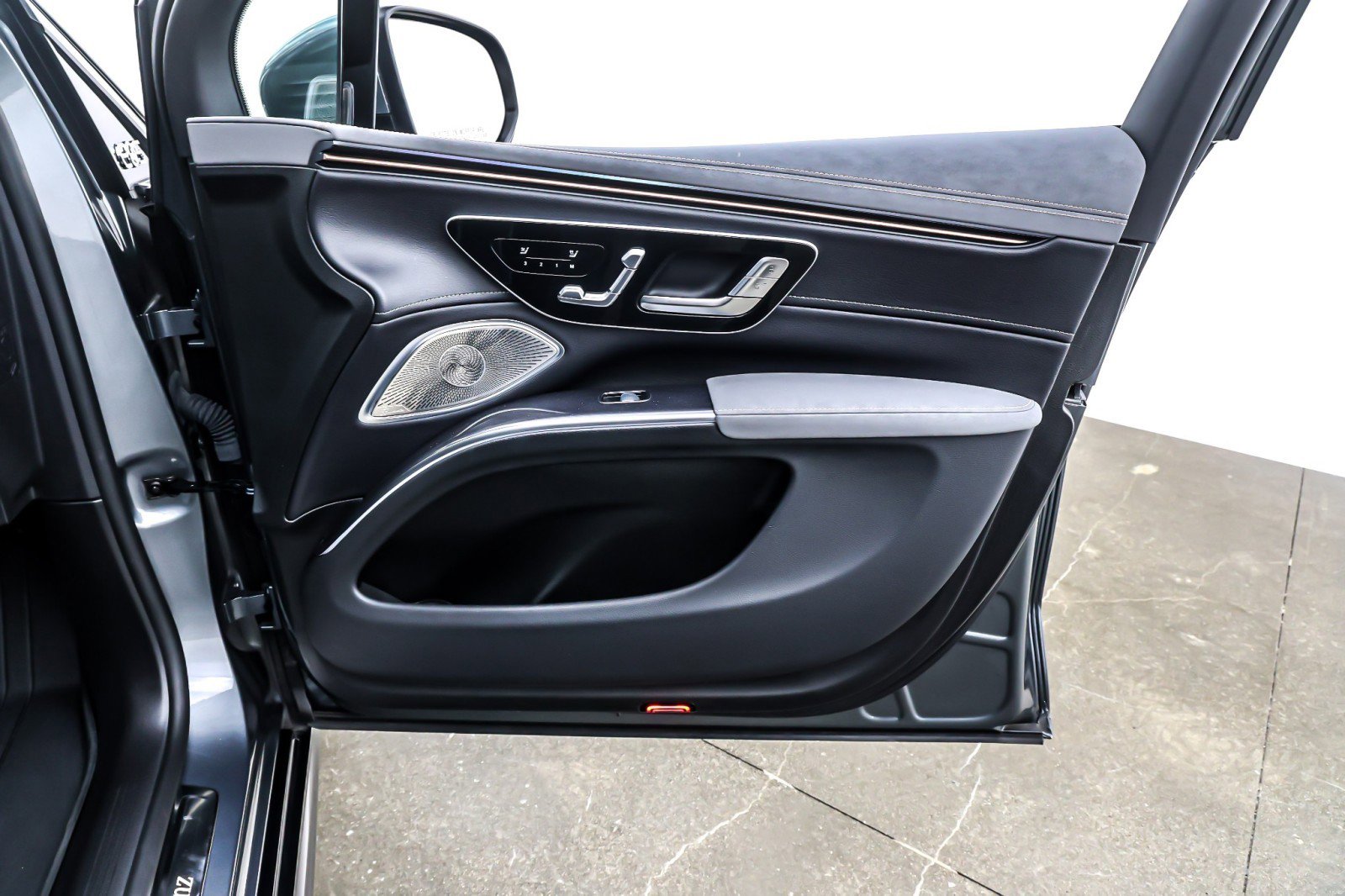 Used 2023 Mercedes-Benz EQS 450+ 4MATIC SUV w/ Exclusive Trim Package image 23