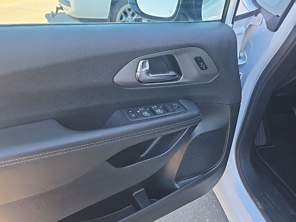 Used 2025 Chrysler Pacifica Select image 27