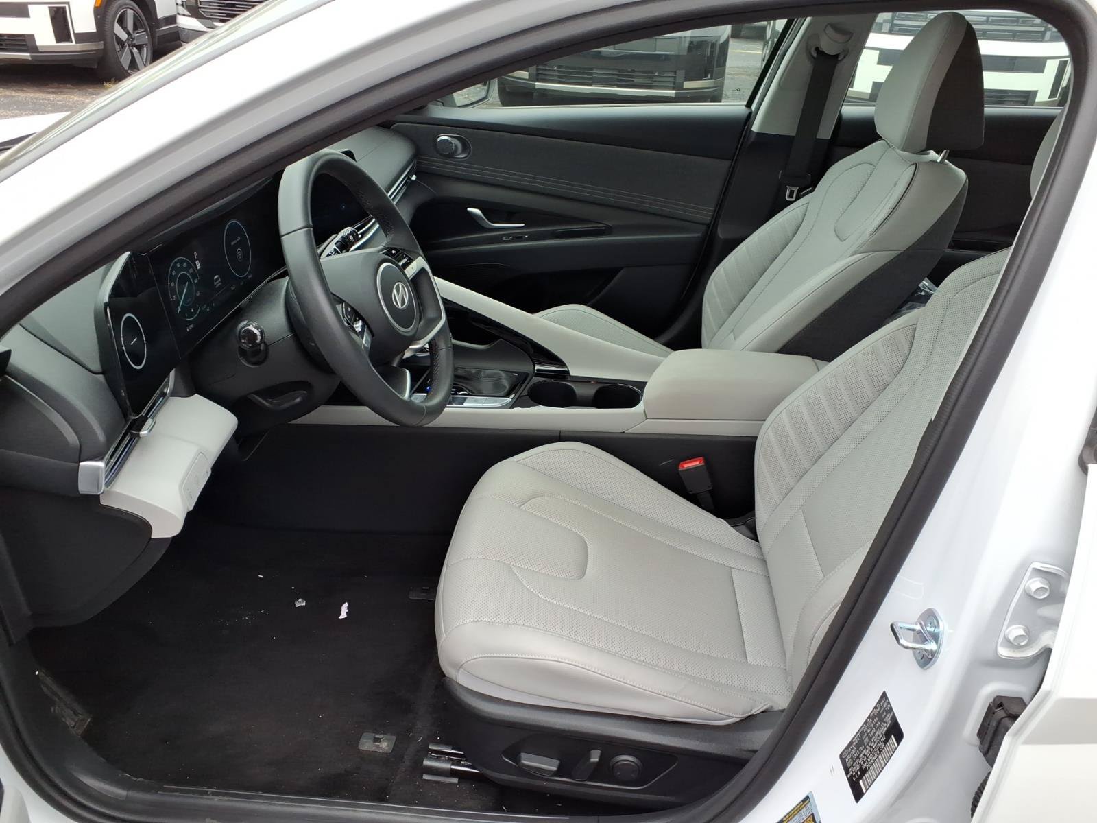 New 2025 Hyundai Elantra Limited FWD image 4