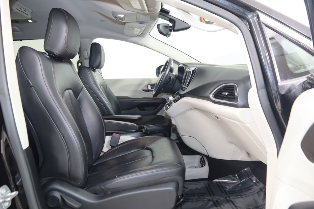 Used 2018 Chrysler Pacifica Touring-L FWD image 11