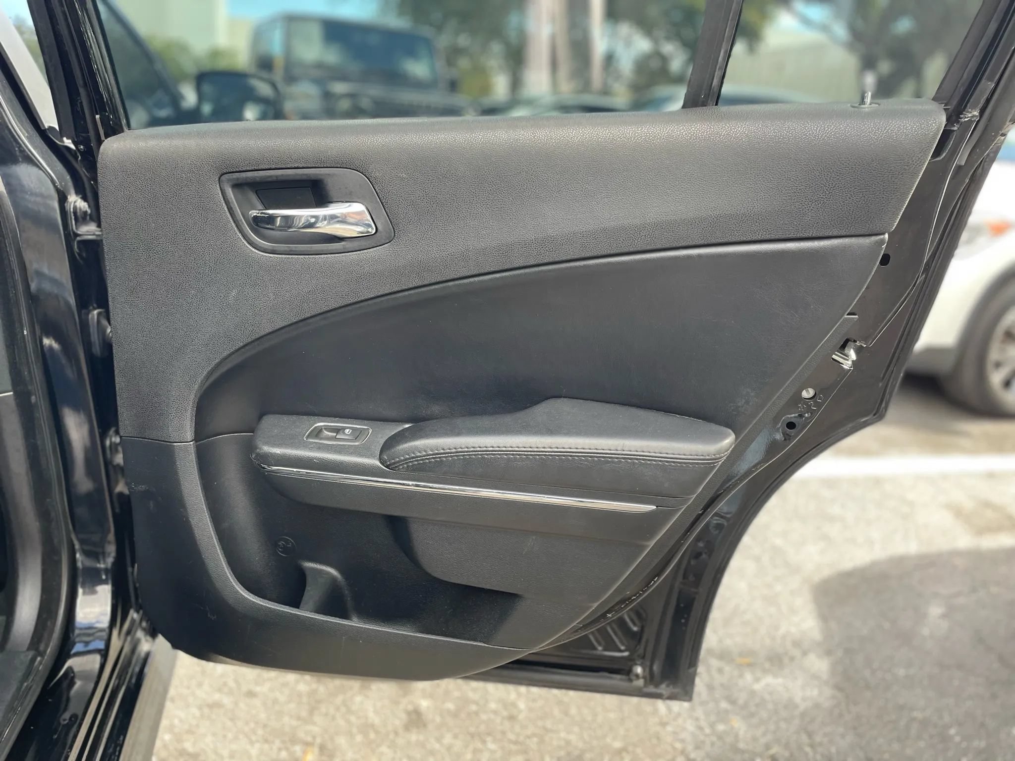 Used 2013 Dodge Charger SE RWD image 32