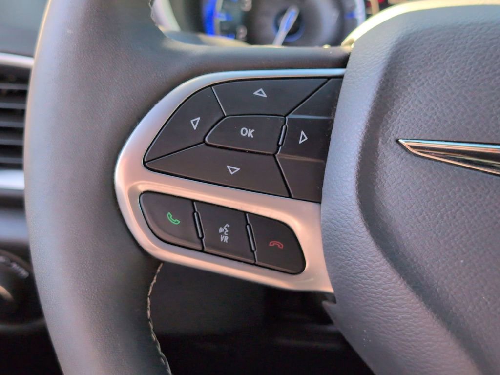 Used 2025 Chrysler Pacifica Select image 21