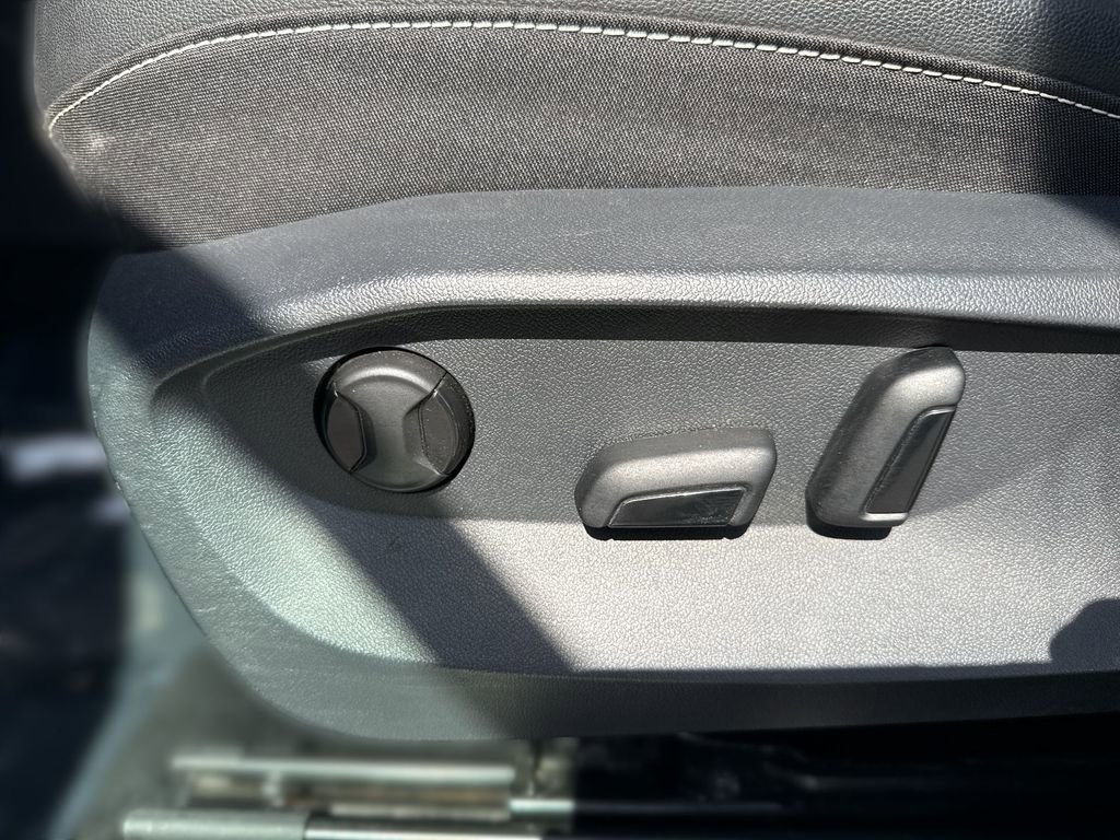 Used 2022 Volkswagen Taos SE w/ Panoramic Sunroof Package image 14