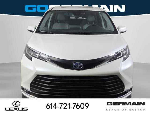 Used 2021 Toyota Sienna XLE FWD image 3