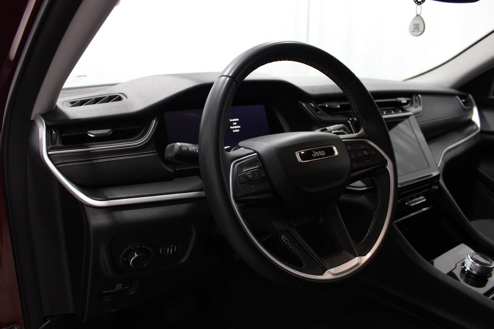 Used 2023 Jeep Grand Cherokee Laredo AWD/4WD image 12