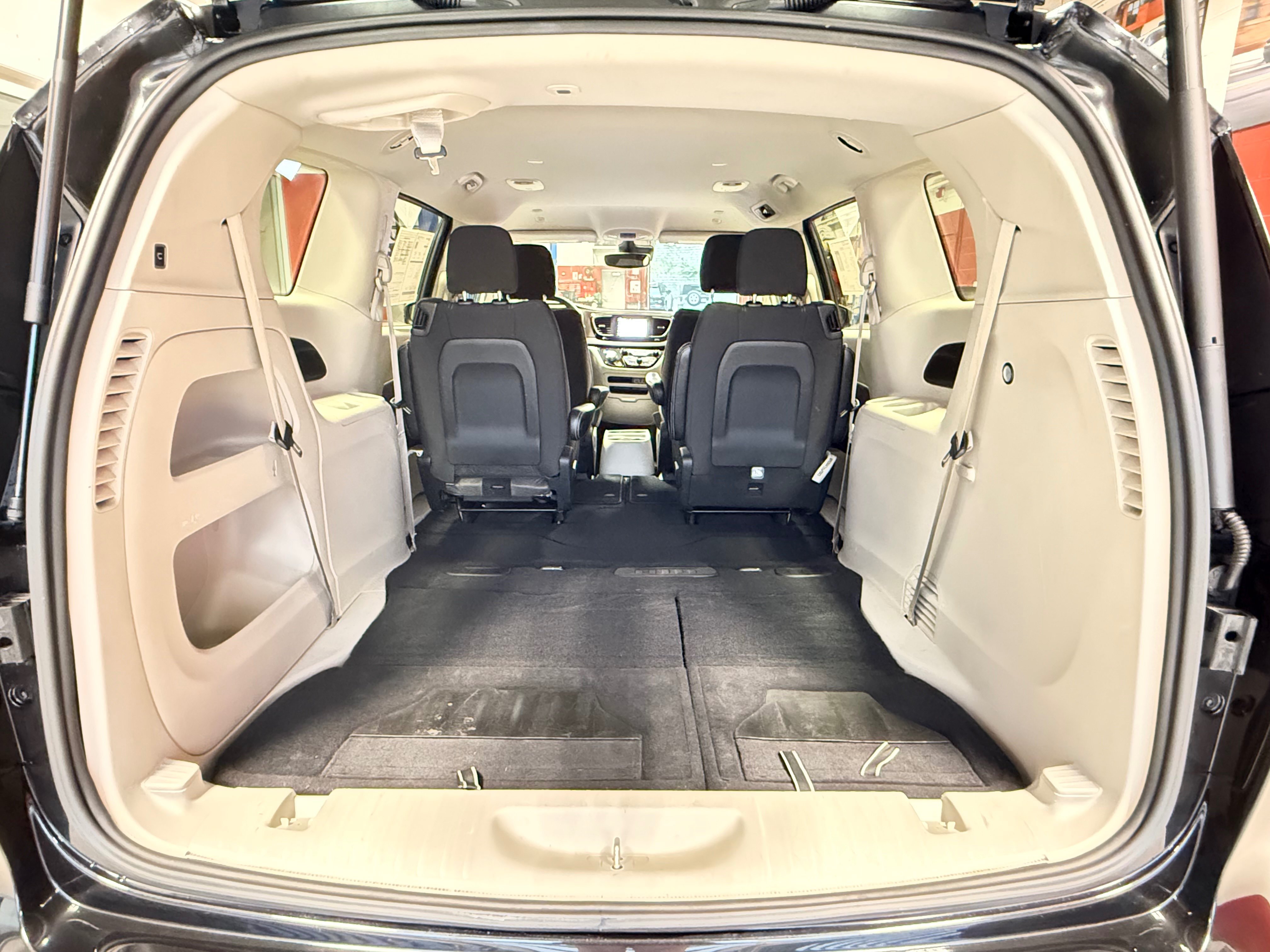 Used 2023 Chrysler Voyager LX FWD image 7
