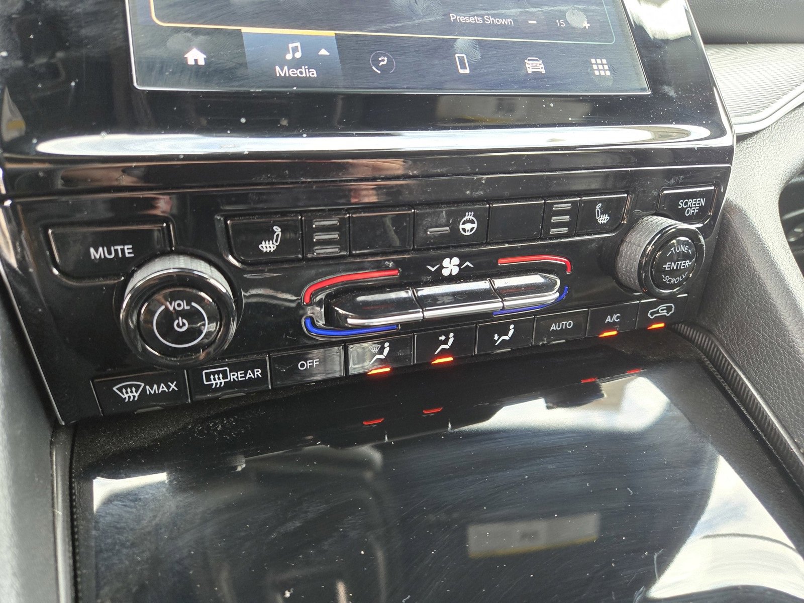 Used 2024 Jeep Grand Cherokee L Laredo image 18