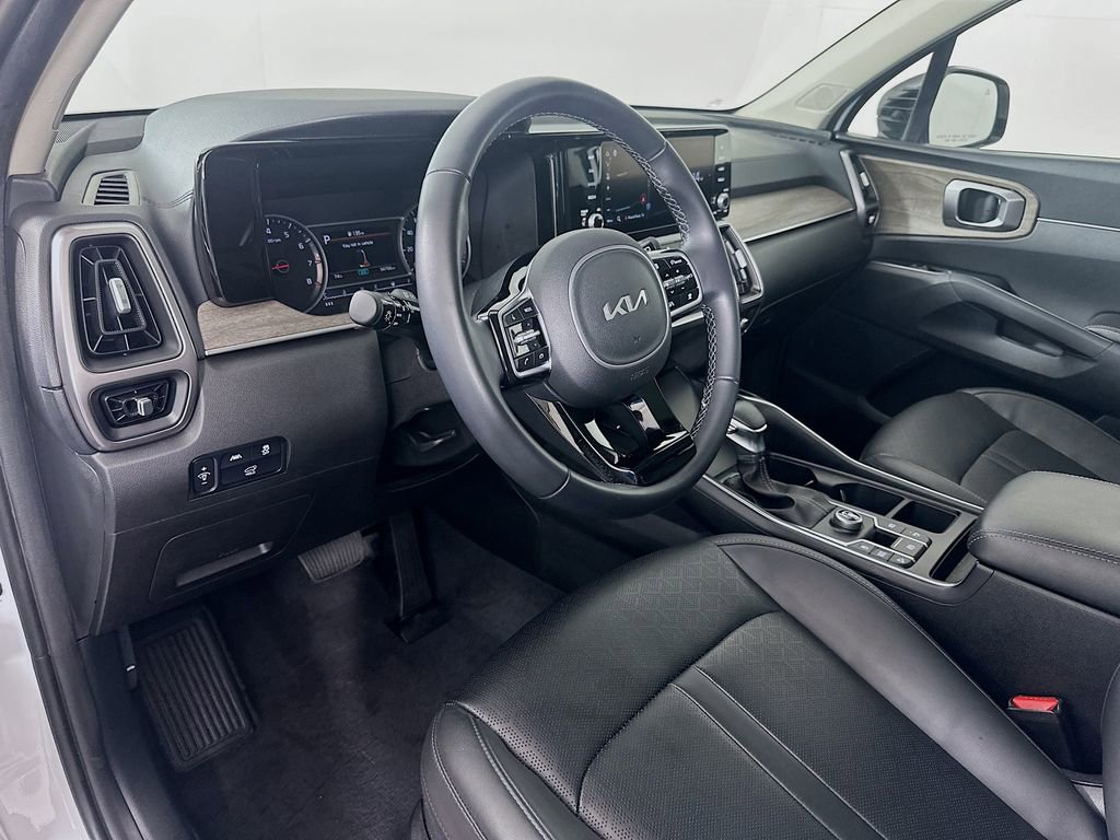 Used 2023 Kia Sorento EX w/ Panoramic Sunroof Package FWD image 9