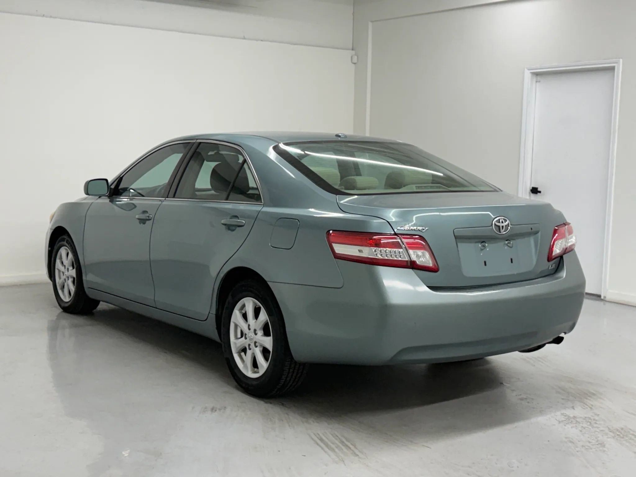 Used 2011 Toyota Camry LE w/ LE Extra-Value Pkg image 4