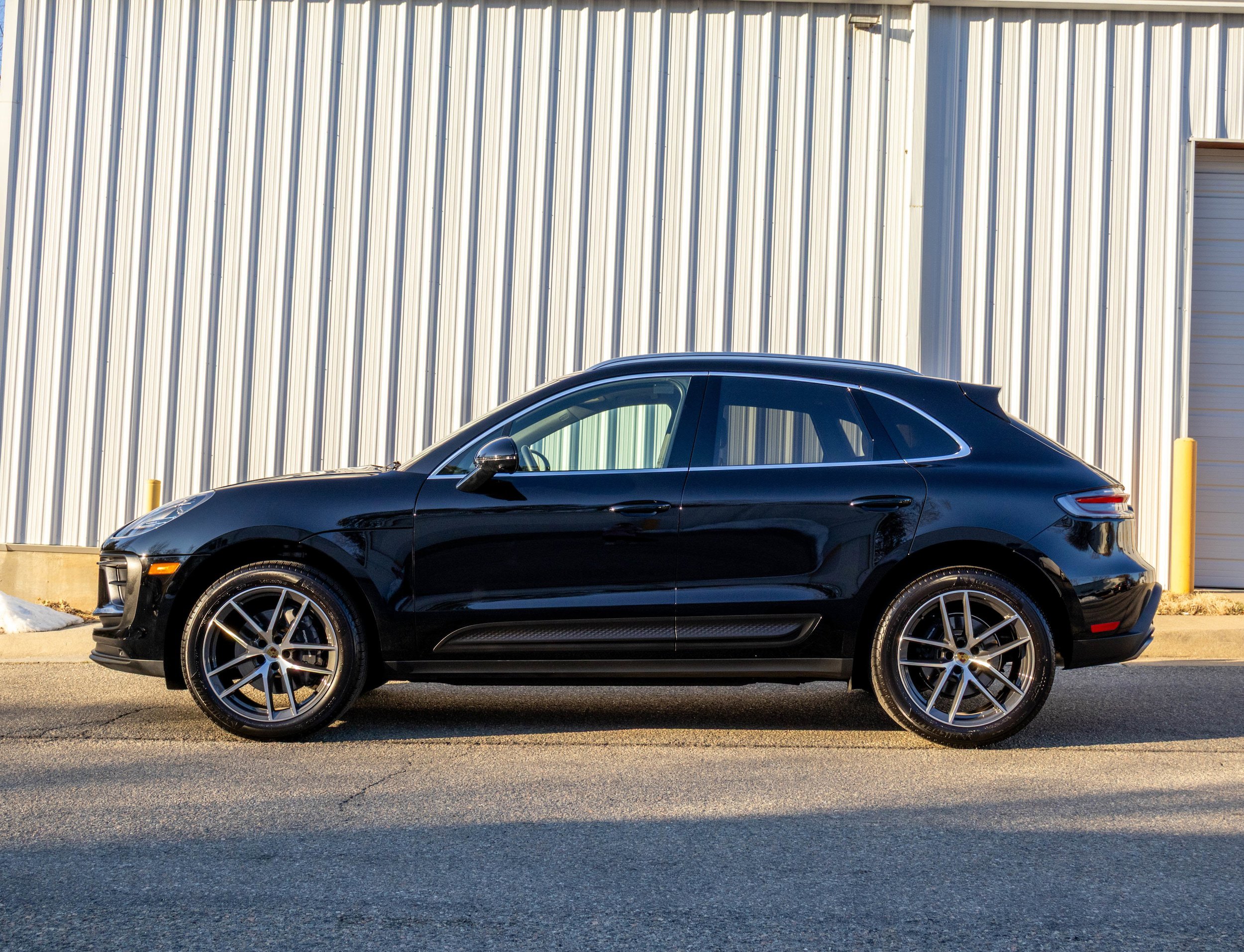 Certified 2025 Porsche Macan AWD/4WD image 2