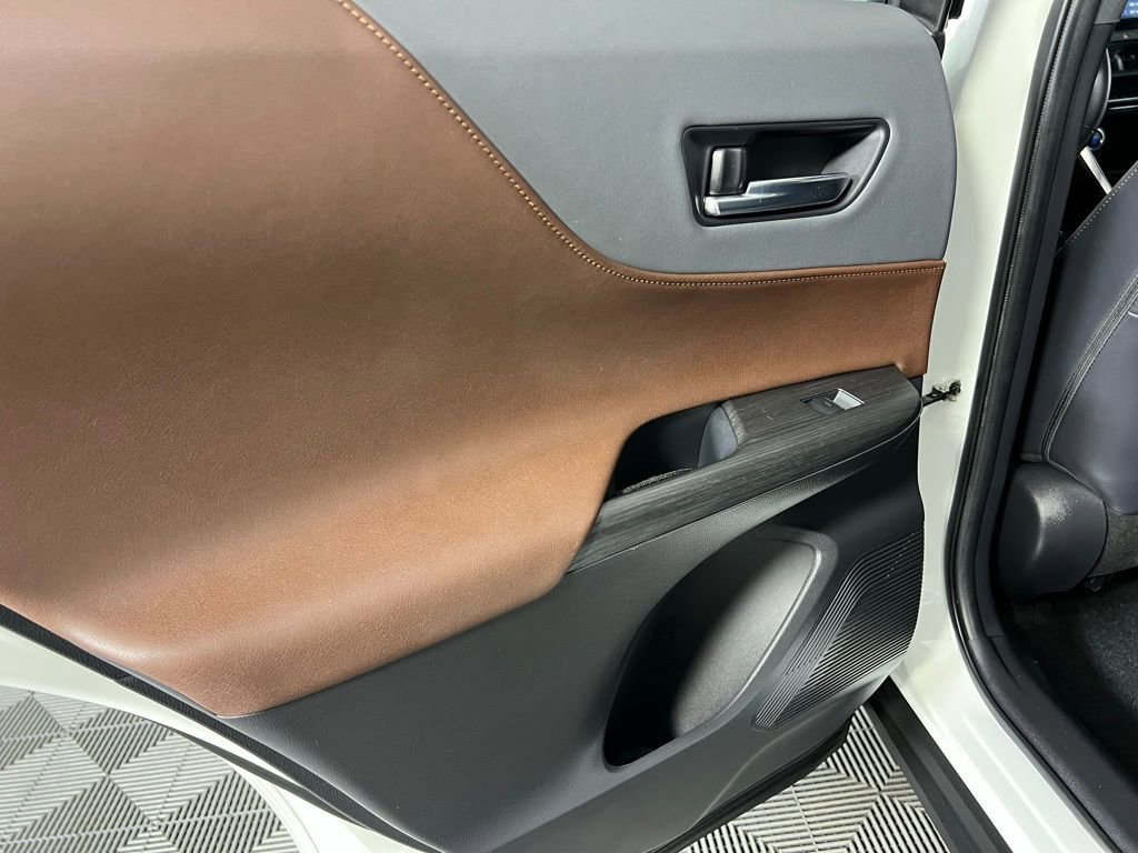 Used 2022 Toyota Venza XLE image 27