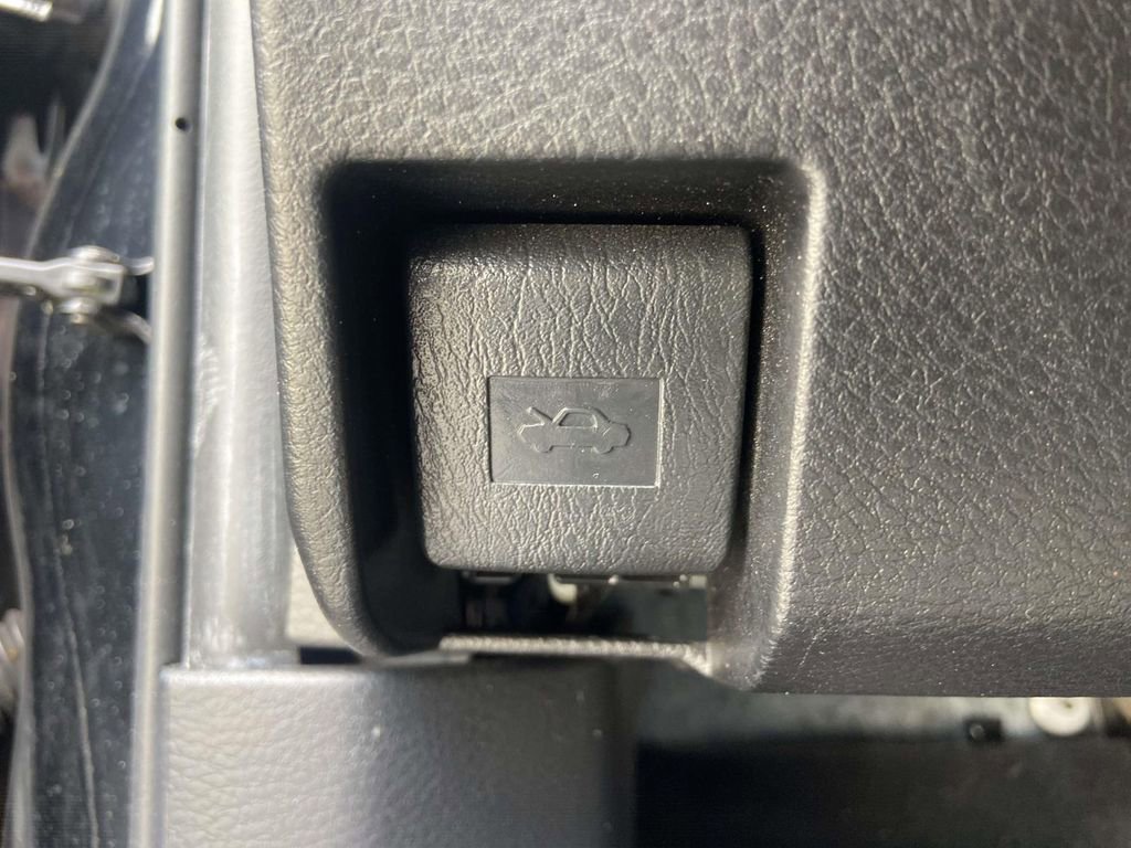 Used 2022 Toyota Tacoma SR5 w/ Technology Package image 31