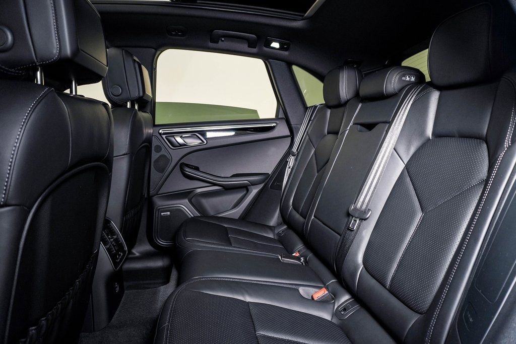 Certified 2025 Porsche Macan AWD/4WD image 16