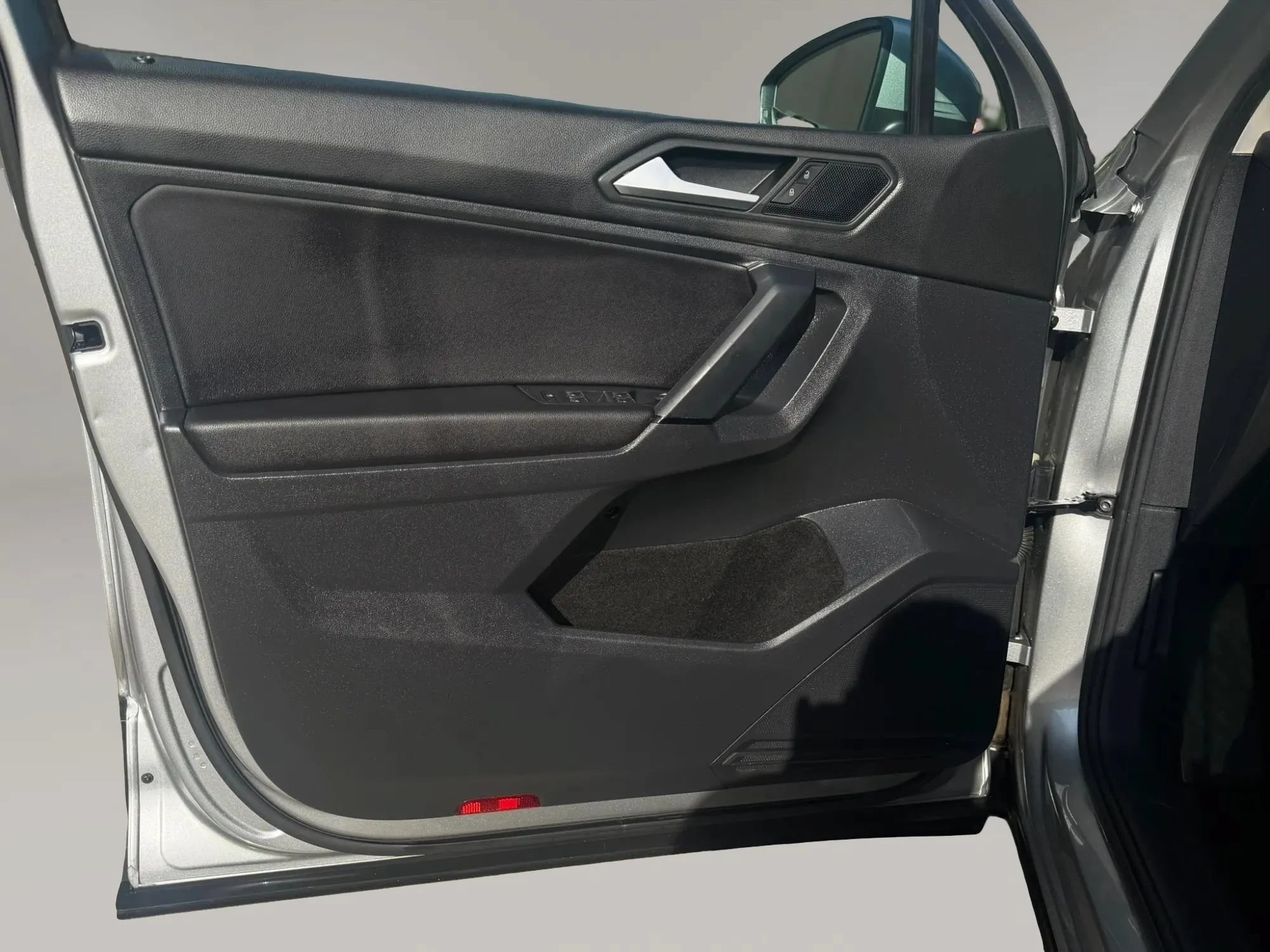 Used 2019 Volkswagen Tiguan SE w/ Panoramic Sunroof Package FWD image 12