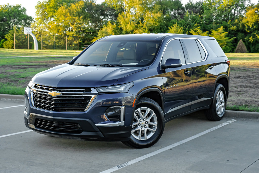 Used 2023 Chevrolet Traverse LS w/ Safety Package FWD image 3