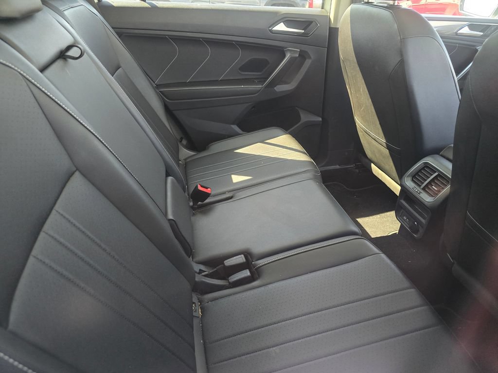 Used 2023 Volkswagen Tiguan SE w/ Panoramic Sunroof Package FWD image 10