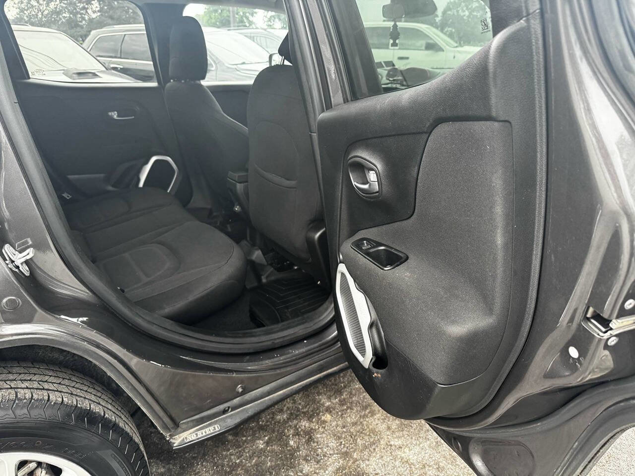 Used 2018 Jeep Renegade Latitude image 10