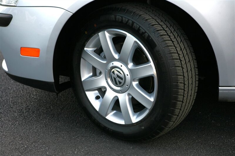 Used 2009 Volkswagen Rabbit S FWD image 3