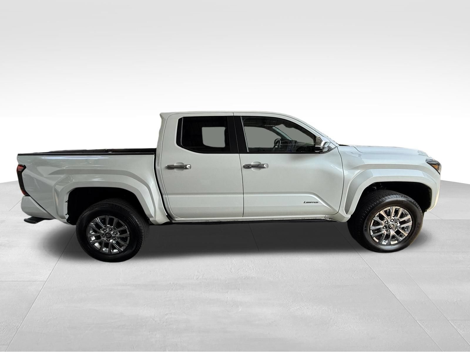 Used 2024 Toyota Tacoma Limited w/ Limited Package (LT) AWD/4WD image 4