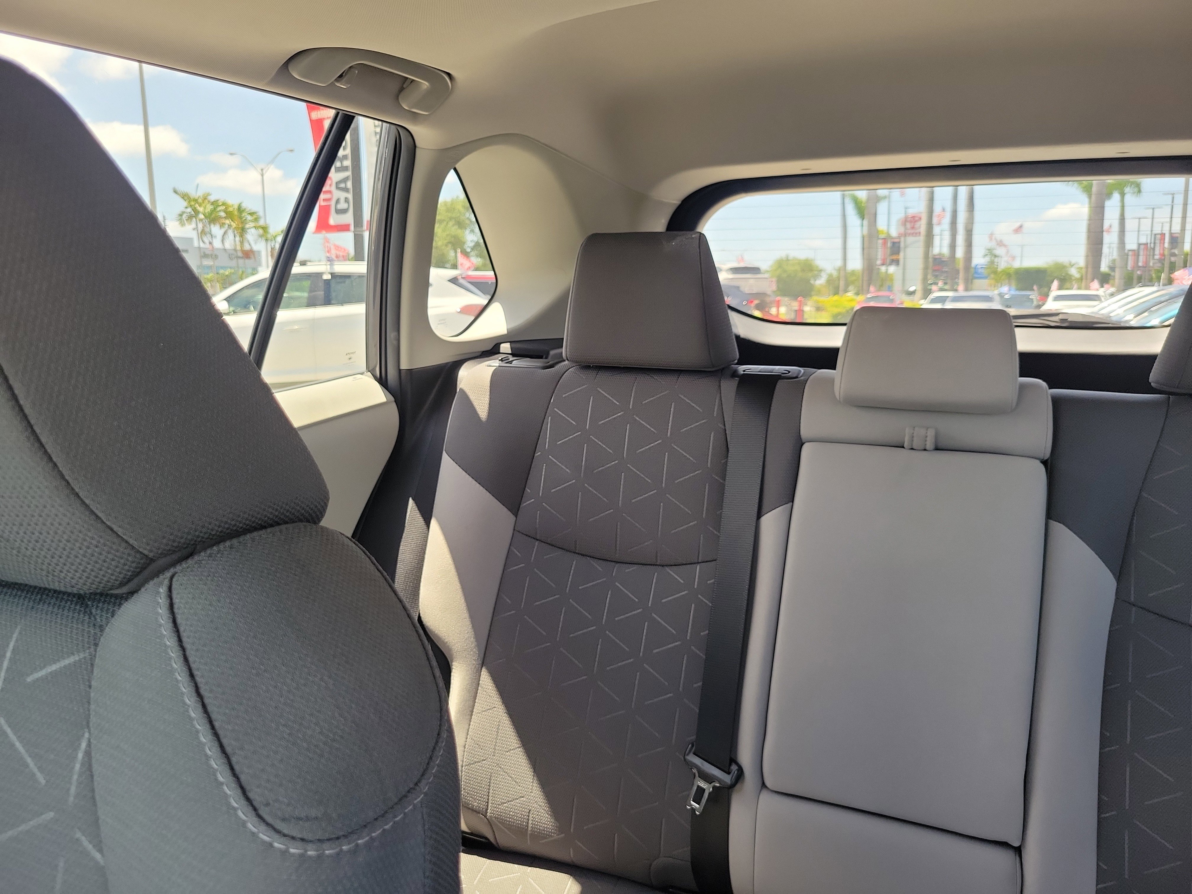 Used 2021 Toyota RAV4 XLE w/ Convenience Package FWD image 20