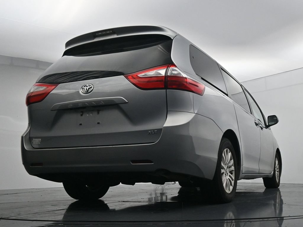 Used 2015 Toyota Sienna XLE w/ Four Season Floor Mat Package FWD image 22