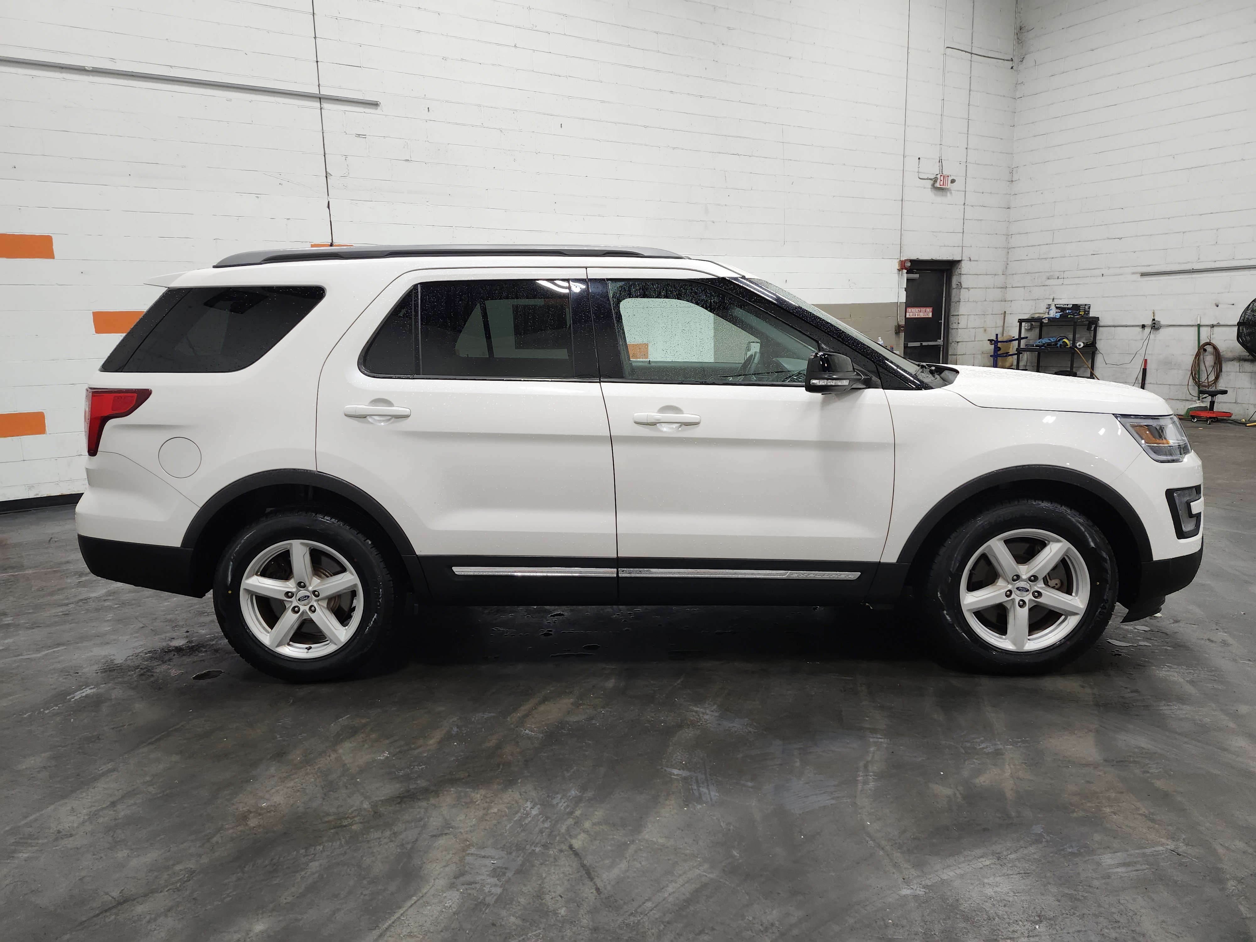 Used 2017 Ford Explorer XLT w/ Equipment Group 202A FWD image 16