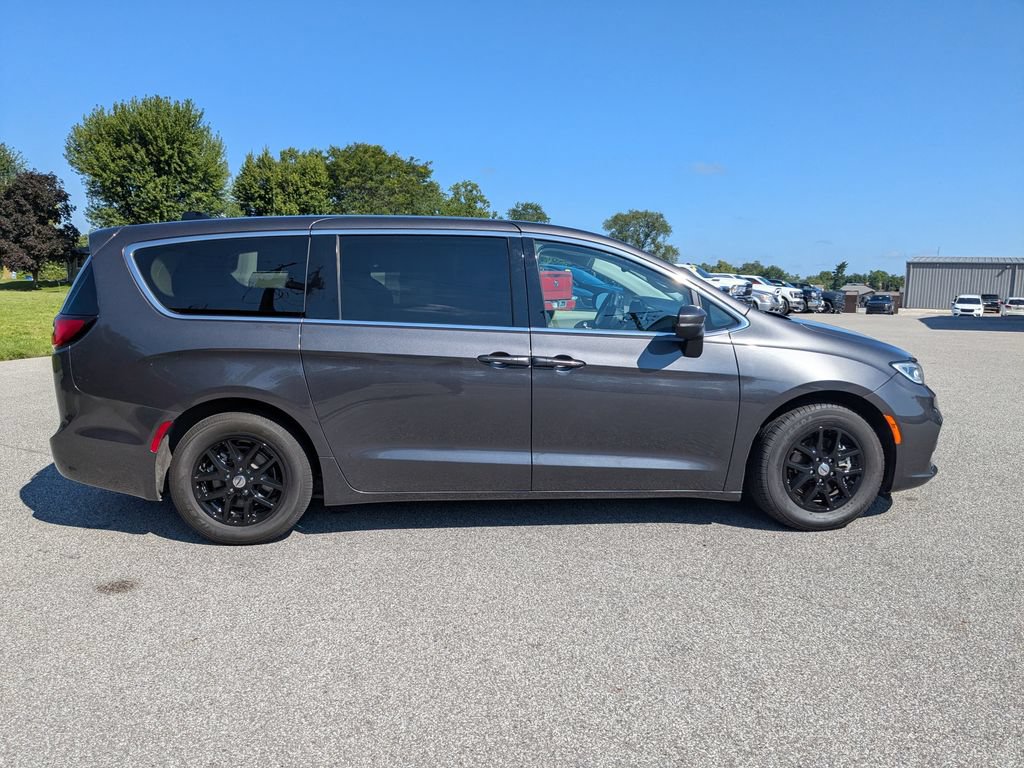 Used 2023 Chrysler Pacifica Touring-L FWD image 4