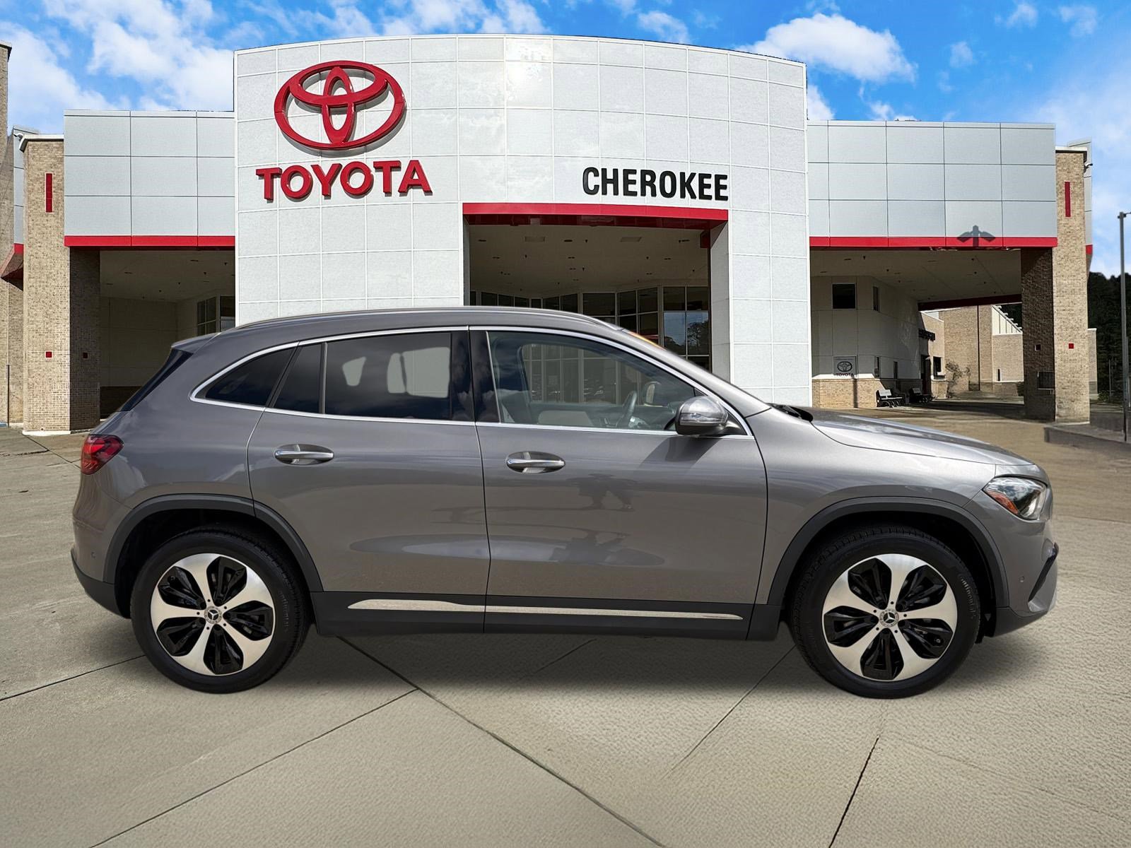 Used 2025 Mercedes-Benz GLA 250 4MATIC image 4