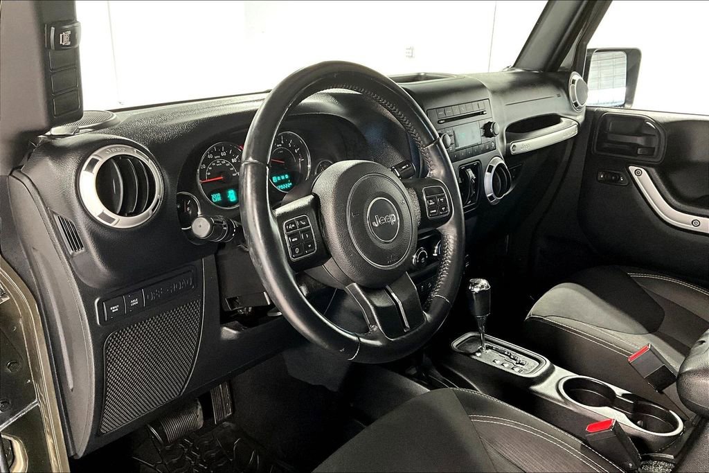Used 2016 Jeep Wrangler Unlimited Rubicon w/ Connectivity Group image 16