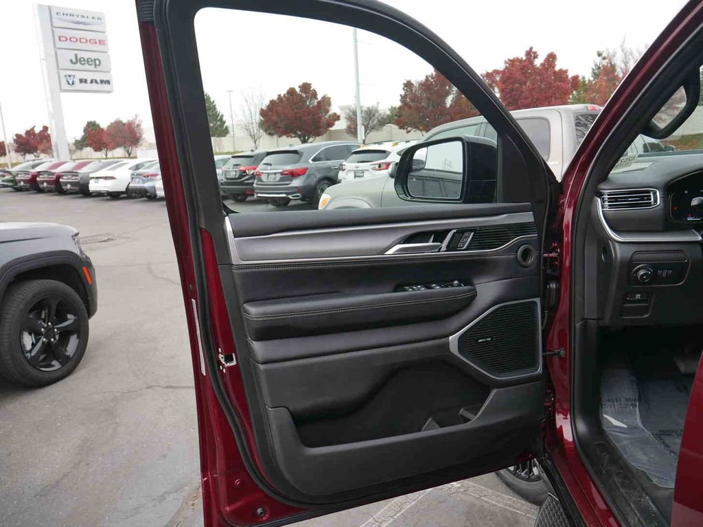 New 2025 Jeep Wagoneer L Series II w/ Convenience Group I AWD/4WD image 11