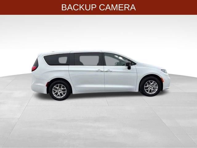 Used 2025 Chrysler Pacifica Select image 8