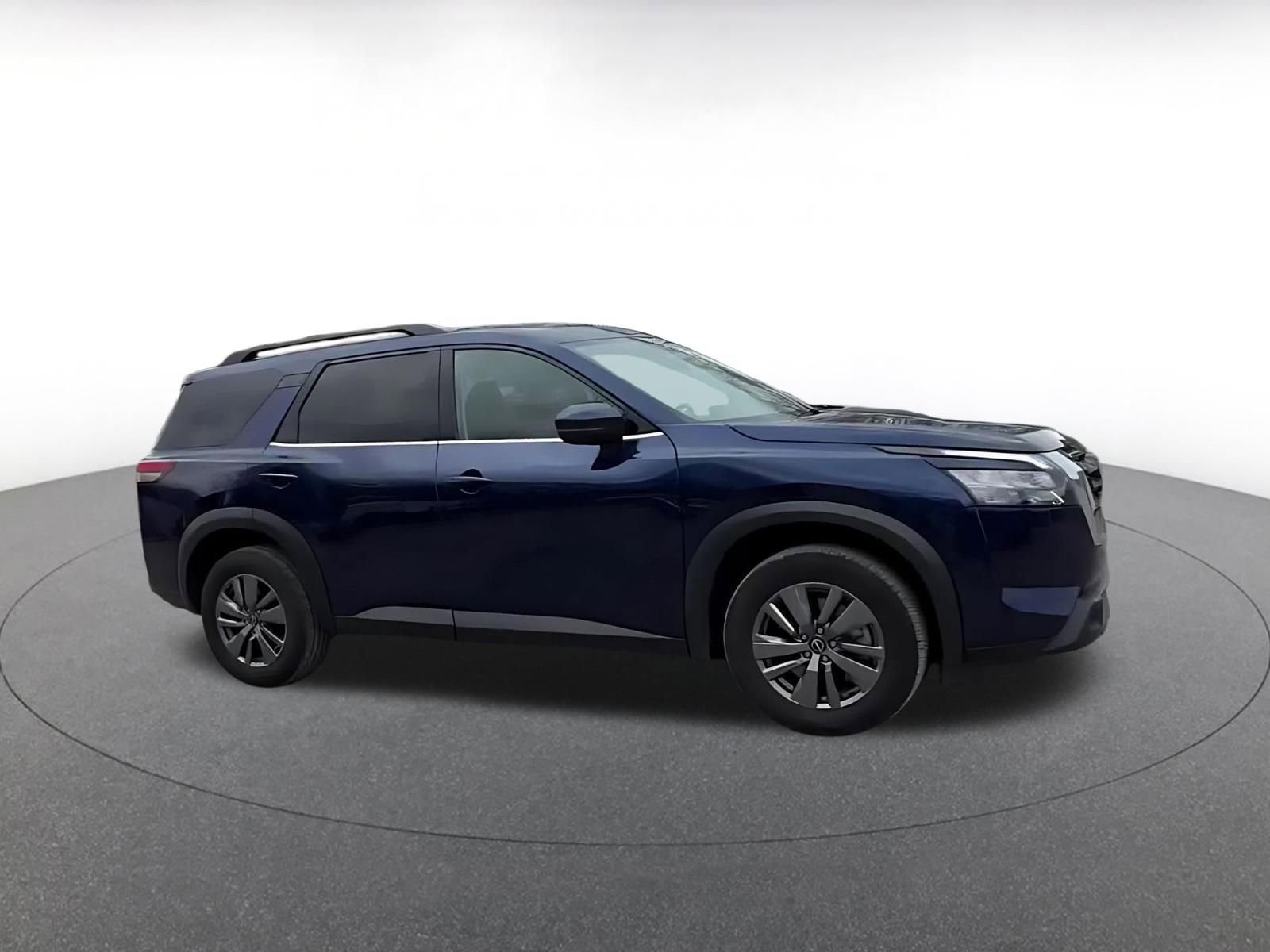 Used 2025 Nissan Pathfinder SV image 2