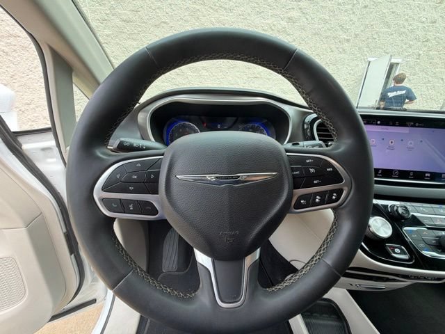 Used 2022 Chrysler Pacifica Touring-L FWD image 29
