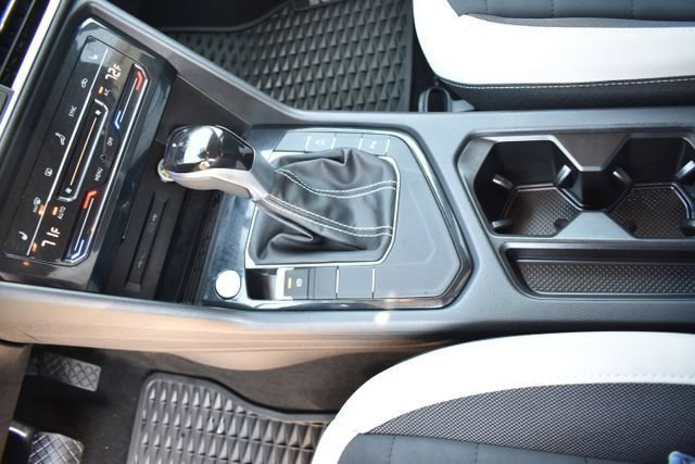 Used 2025 Volkswagen Taos SE FWD image 20