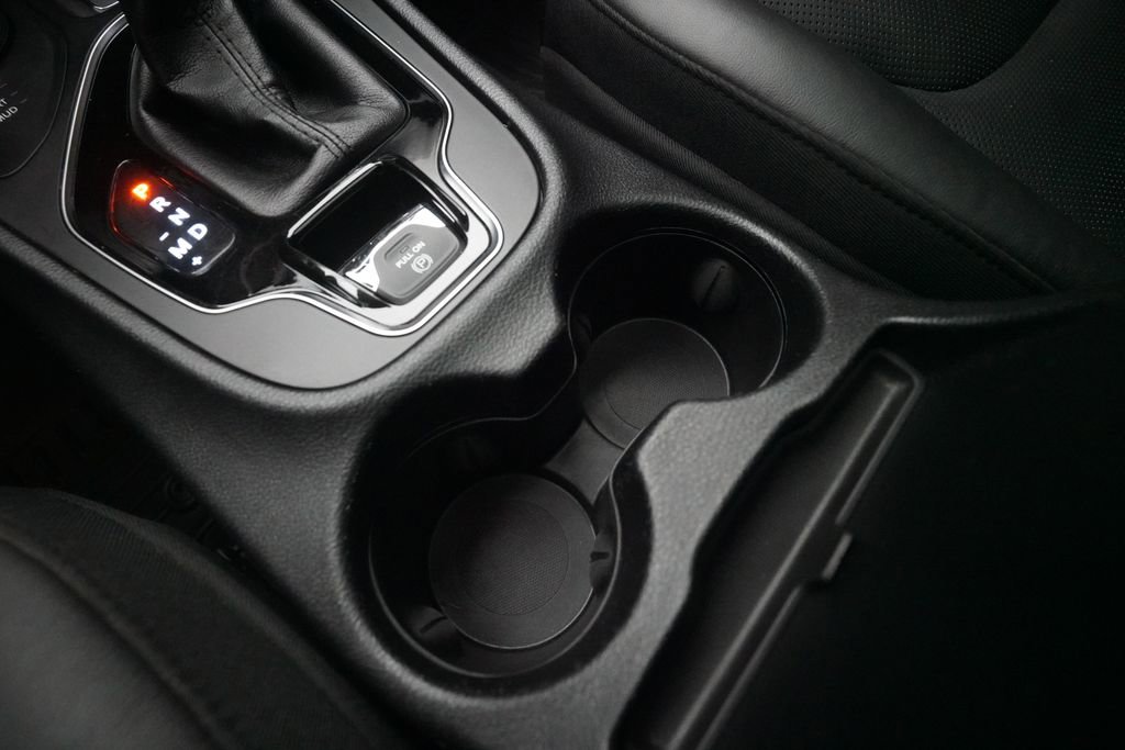 Used 2019 Jeep Cherokee Limited image 16