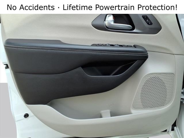 Used 2024 Chrysler Pacifica Touring-L image 10