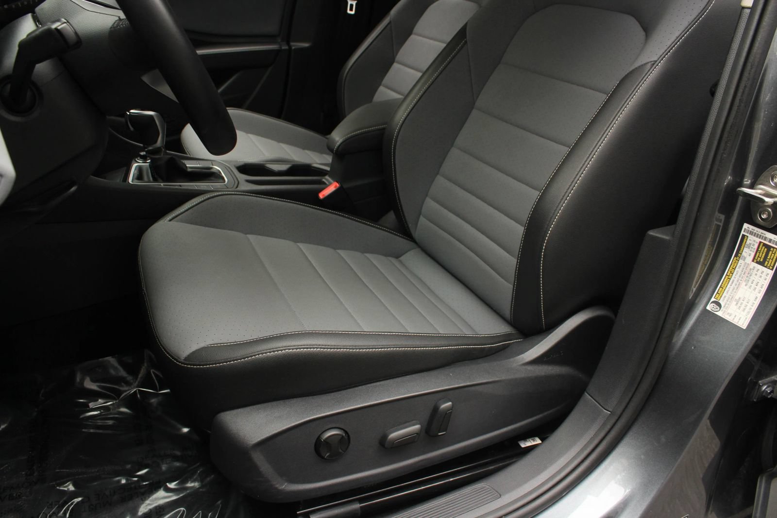 Used 2025 Volkswagen Jetta SE FWD image 17