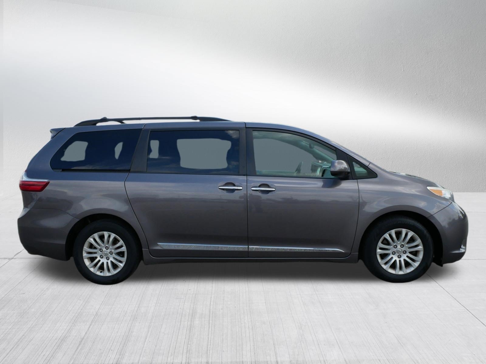 Used 2015 Toyota Sienna XLE w/ XLE Navigation Package FWD image 8