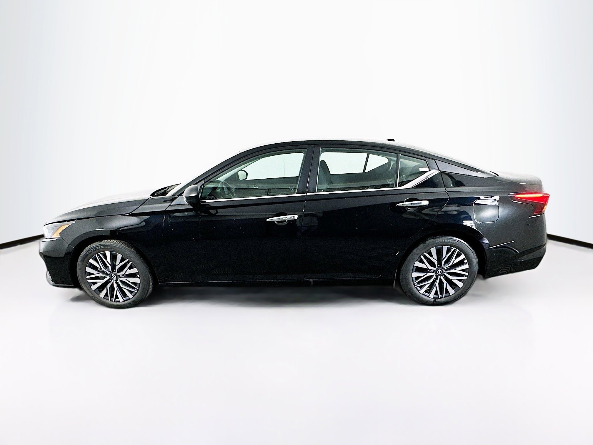 Used 2025 Nissan Altima 2.5 SV image 4