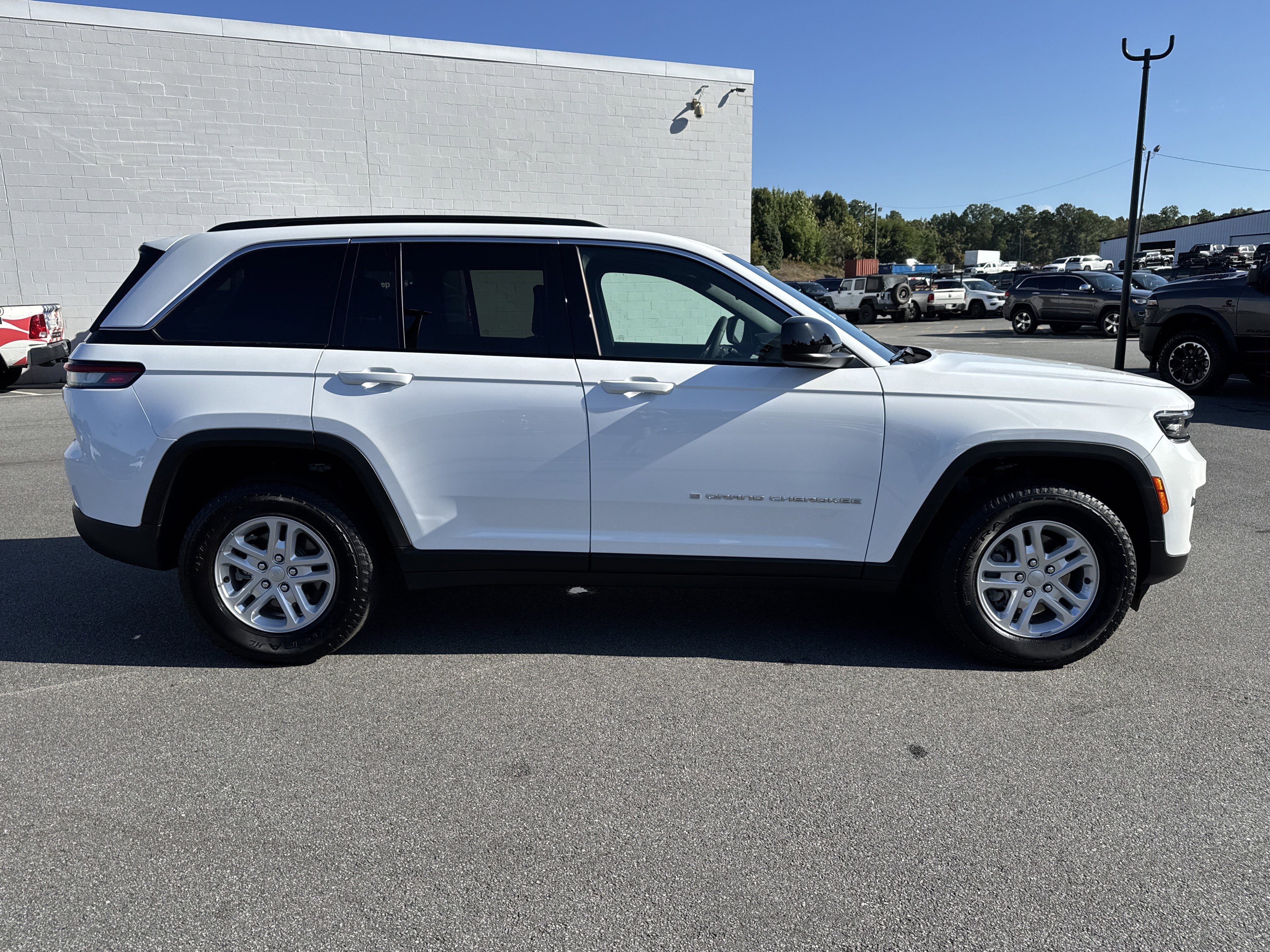 Used 2025 Jeep Grand Cherokee Laredo w/ Luxury Tech Group I image 9