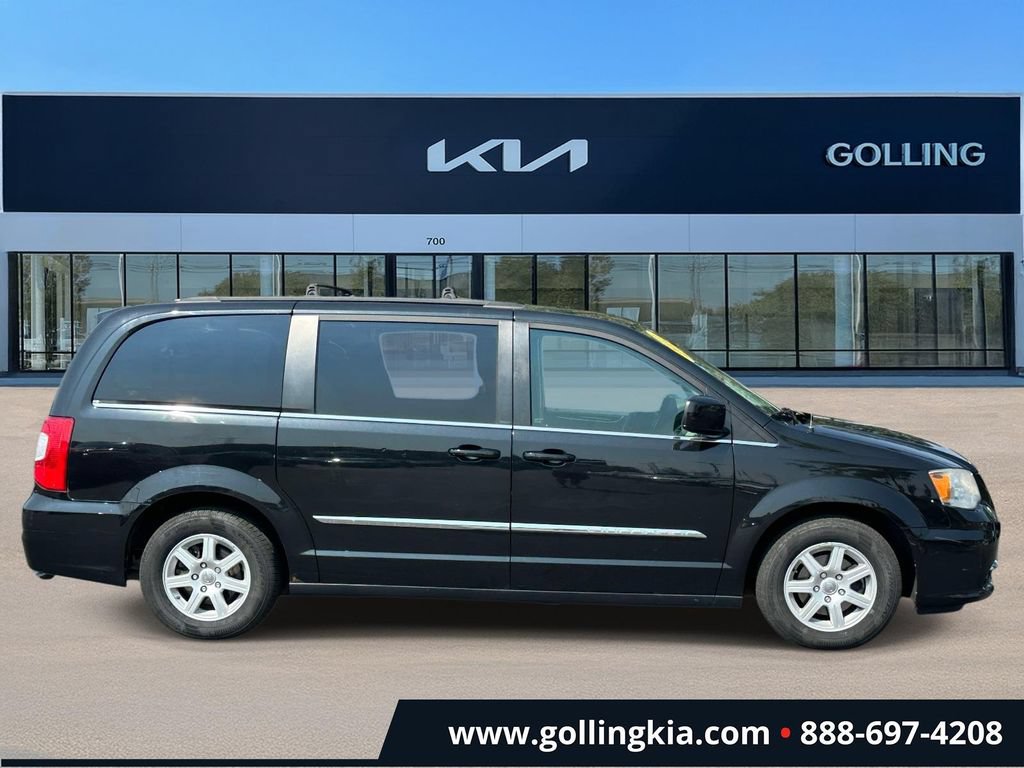 Used 2012 Chrysler Town & Country Touring FWD image 2