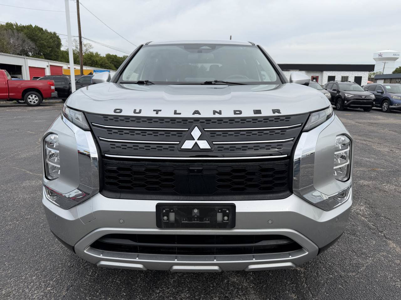 Used 2023 Mitsubishi Outlander SE FWD image 2